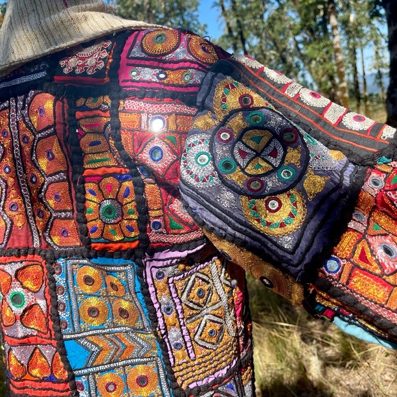 Vintage Embellished Indian Banjara Embroidery Mirrorwork Patchwork Coat - Picture 7 of 9
